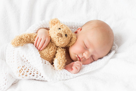 Neugeborenes mit Teddybär